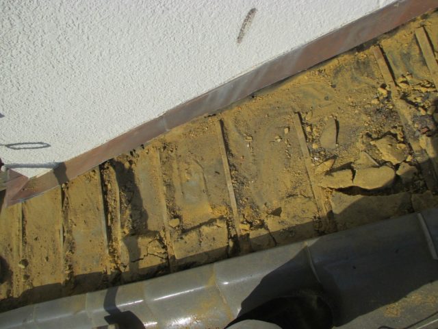 播磨町で雨漏り箇所の瓦を解体